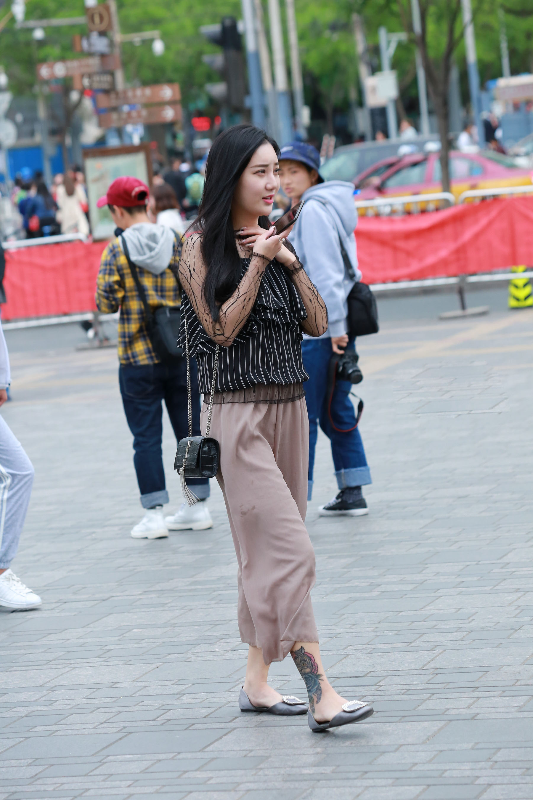 时尚街拍:黑色短裙,大白腿,过膝靴,身材更是迷人