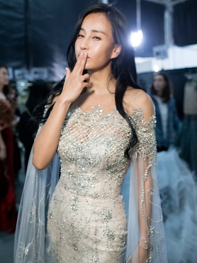 "瑜伽女神"母其弥雅透视纱裙秀事业线 美翻全场