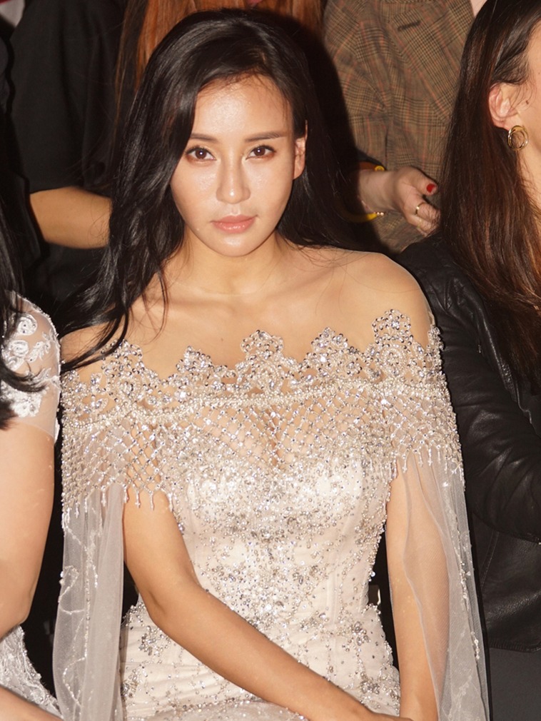 "瑜伽女神"母其弥雅透视纱裙秀事业线 美翻全场