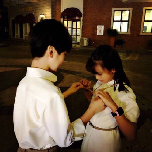 佳偶天橙cp发糖啦!森碟和天天再同框,天天为森碟系蝴蝶结