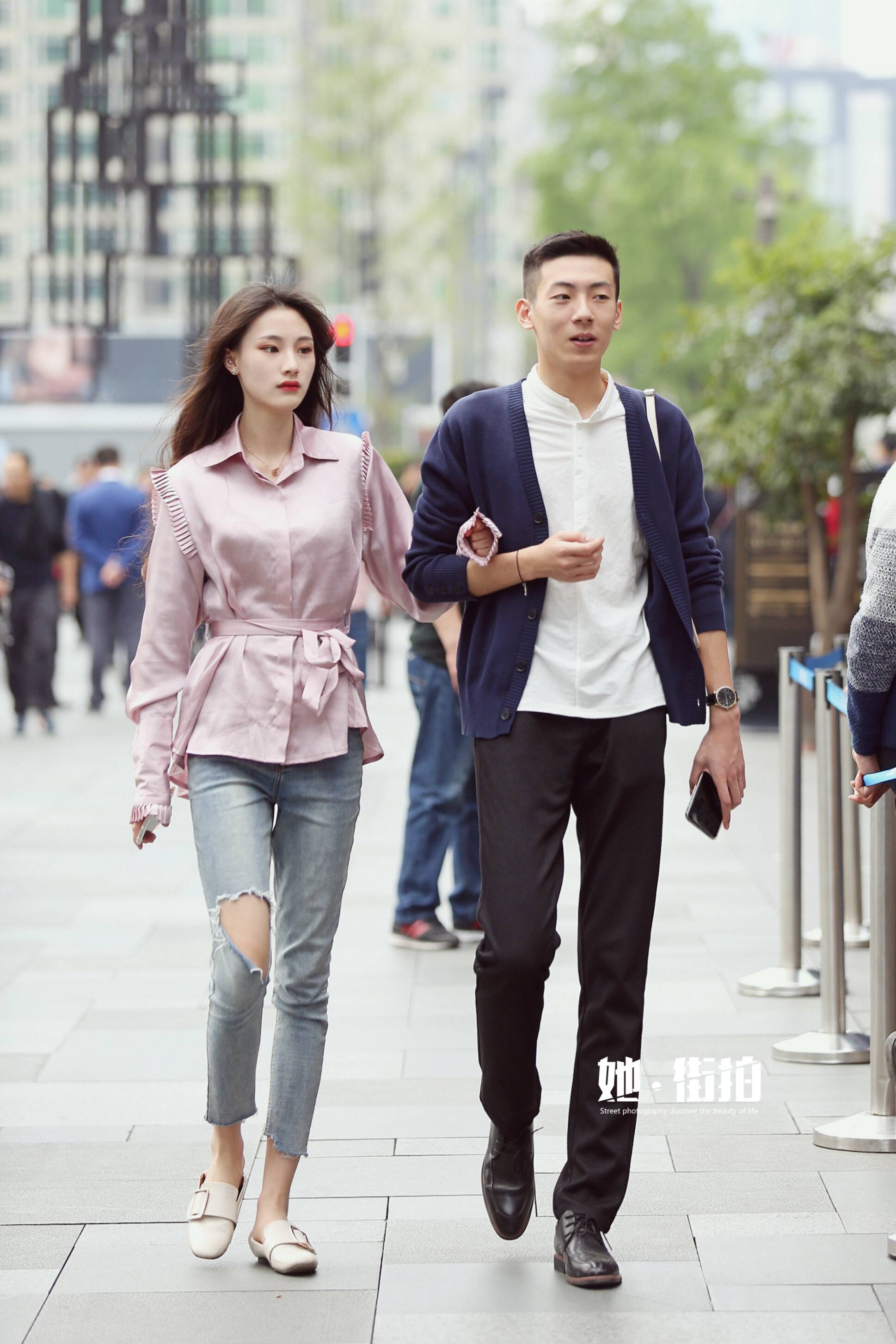 男帅女美的情侣组合,走在一起是不是很养眼呢?