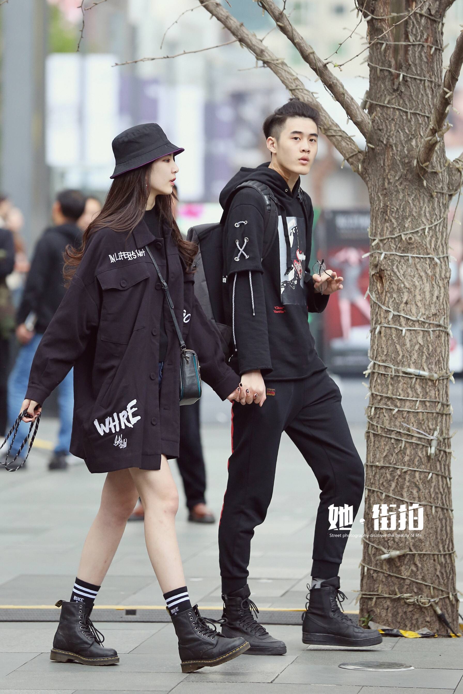 男帅女美的情侣组合,走在一起是不是很养眼呢?