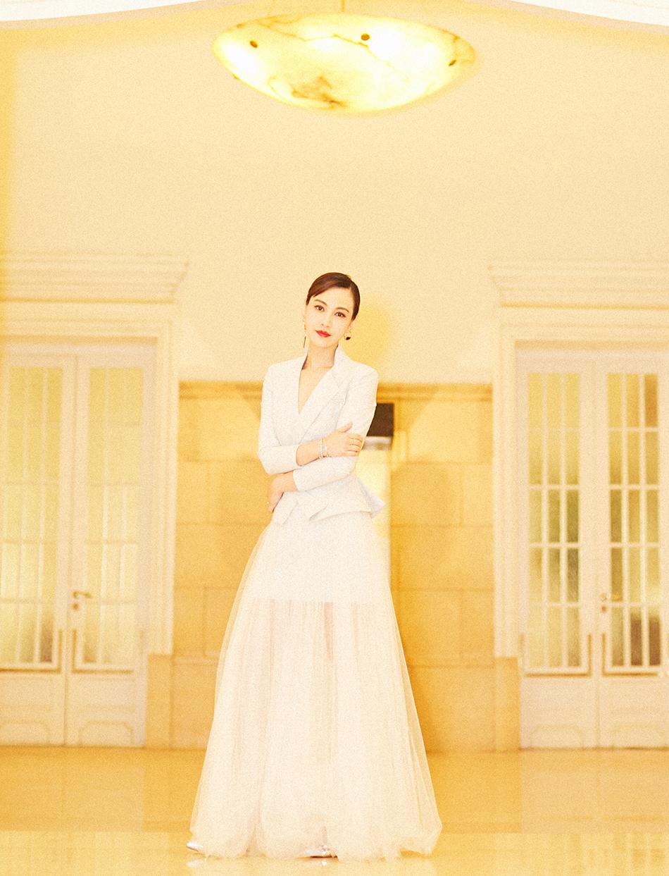 曾主演过《小鱼儿与花无缺》而被大家熟知的杨雪身穿低胸西装群礼服配