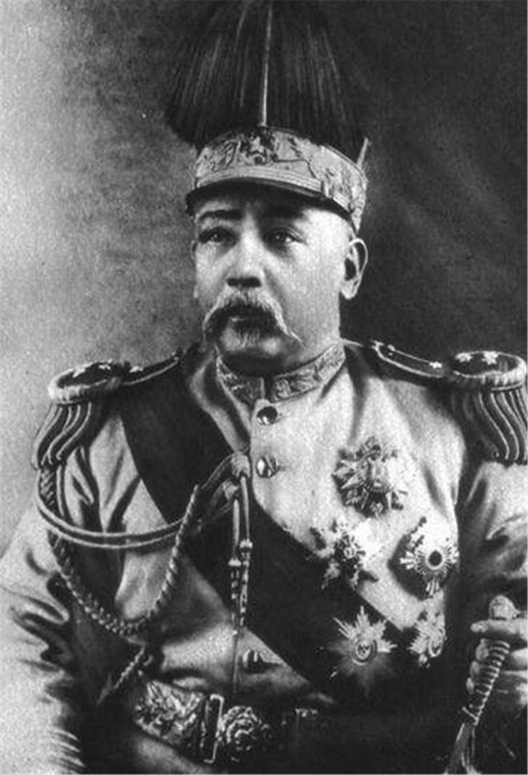 民国四大军阀戎装照,个个帅气非凡,老照片见证玄机