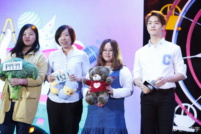 马天宇在《doki大爬梯》里与粉丝有爱互动,帅气养眼