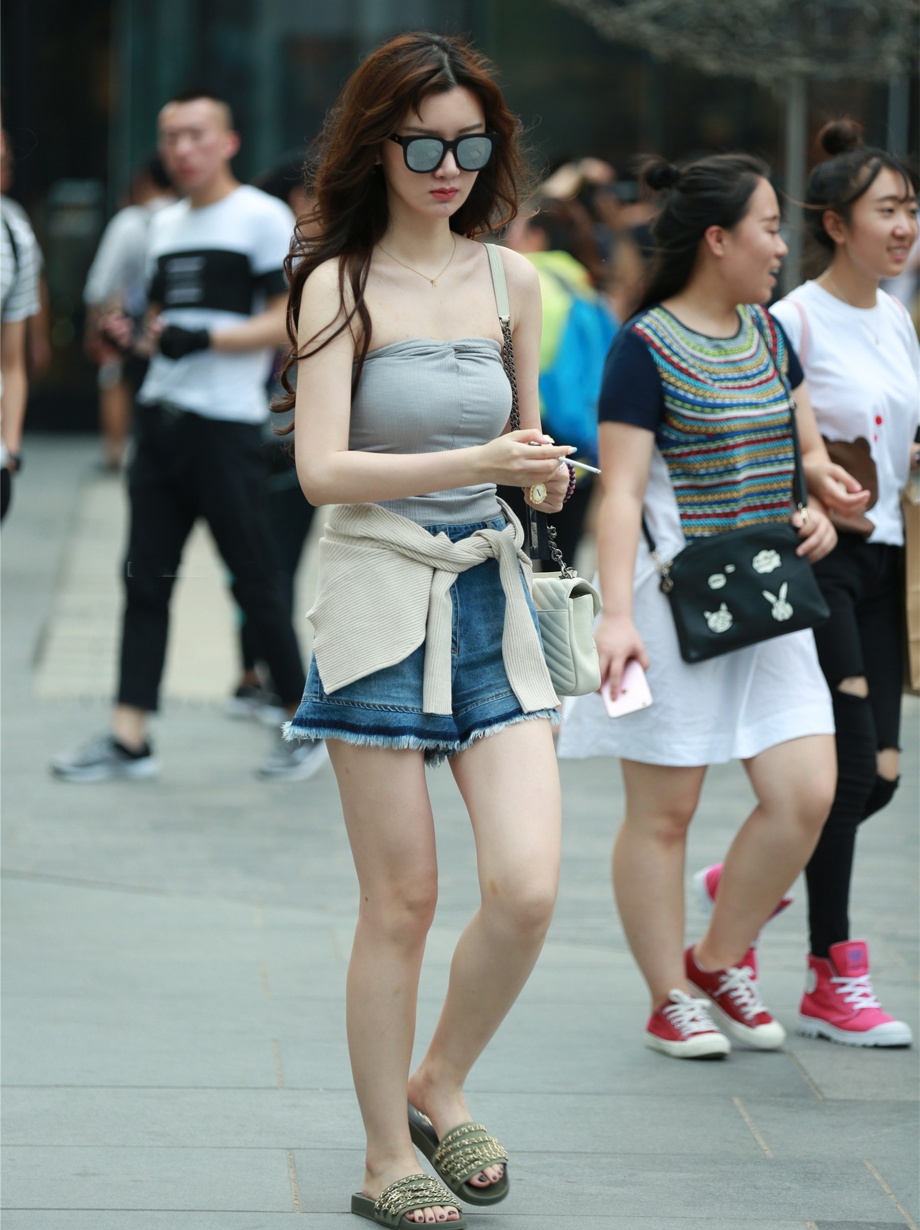 街拍:美女夏天清凉装,第一个就是黑丝开头,看到最后想回家