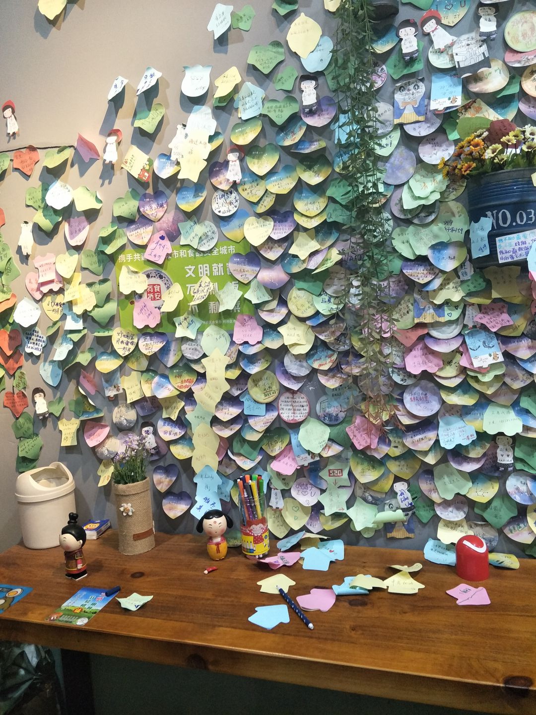 这所学校设立了愿望墙,学生们的愿望却让校长无可奈何