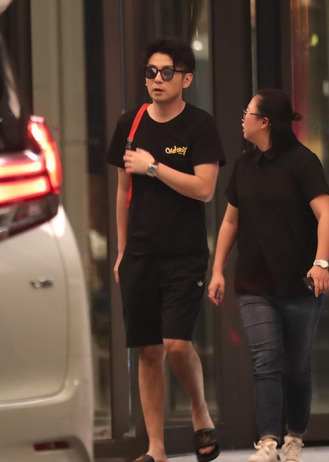 雷佳音现身,脚上的鞋子亮了,网友:你还能在邋遢点吗?