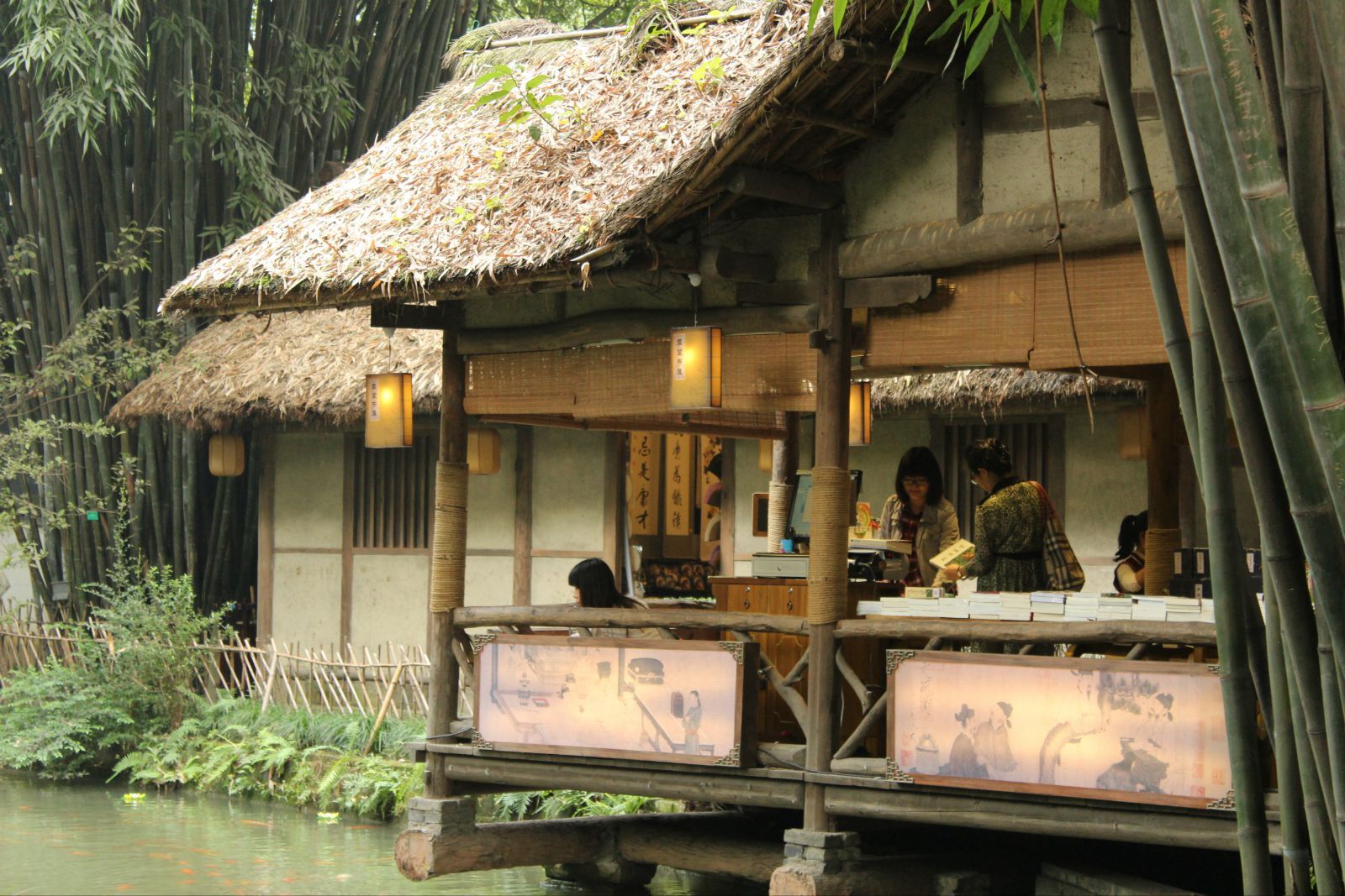 创造出了新的艺术价值,非凡的珍品,为游客们增添了光彩