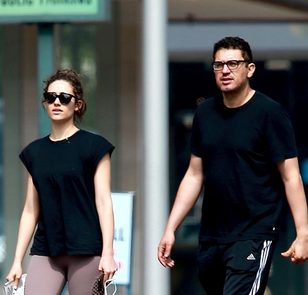 女演员艾米·罗森与丈夫街头现情侣装,这狗粮撒的!