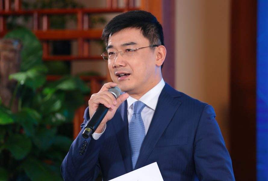 他叫姚雪松,现主持中央电视财经频道《第一时间——雪松读报》,《经济