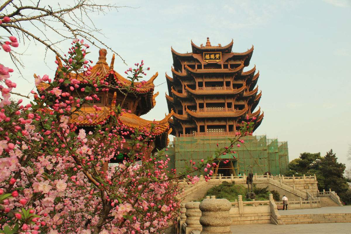 黄鹤楼 武汉黄鹤楼,原来的楼扒了,现在这个是复建的,纯现代建筑,里面