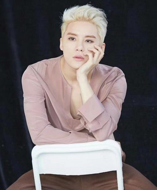 细亚俊秀,你的眼睛里写满了对音乐的疯狂迷恋!