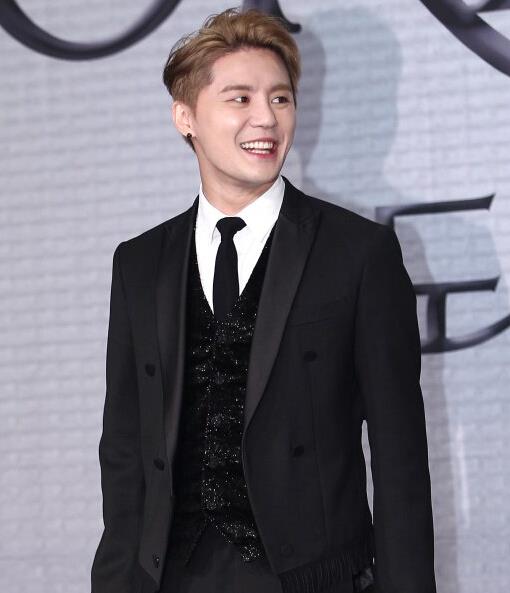 细亚俊秀,你的眼睛里写满了对音乐的疯狂迷恋!