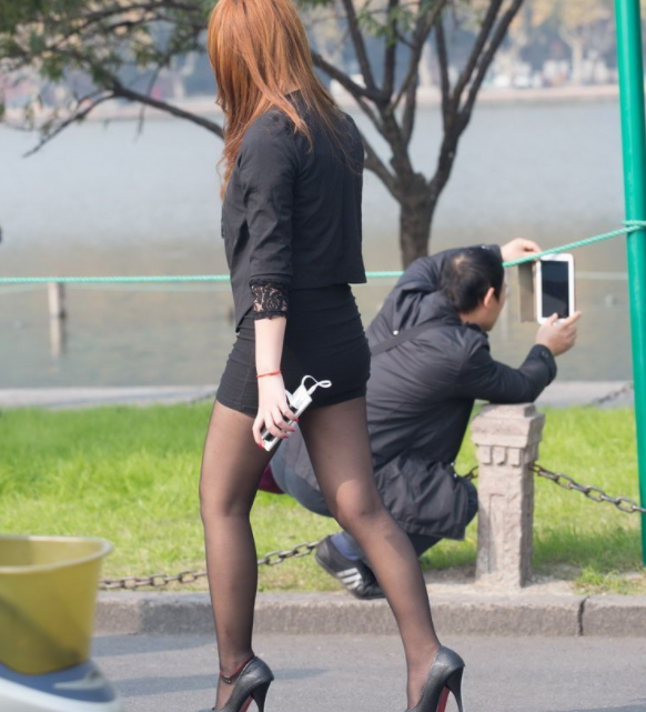 街拍美女:性感包臀美女,翘臀有肉感,一个比一个迷人!