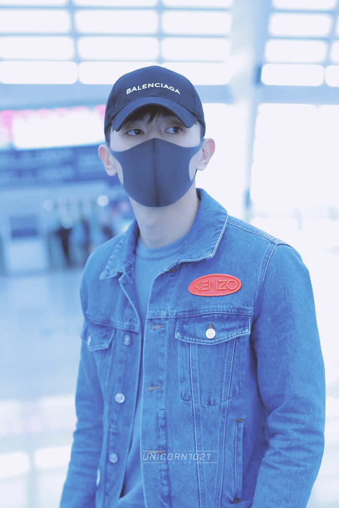 邓伦穿牛仔衣搭配休闲裤口罩遮面现身机场,阳光少年是真的好帅了