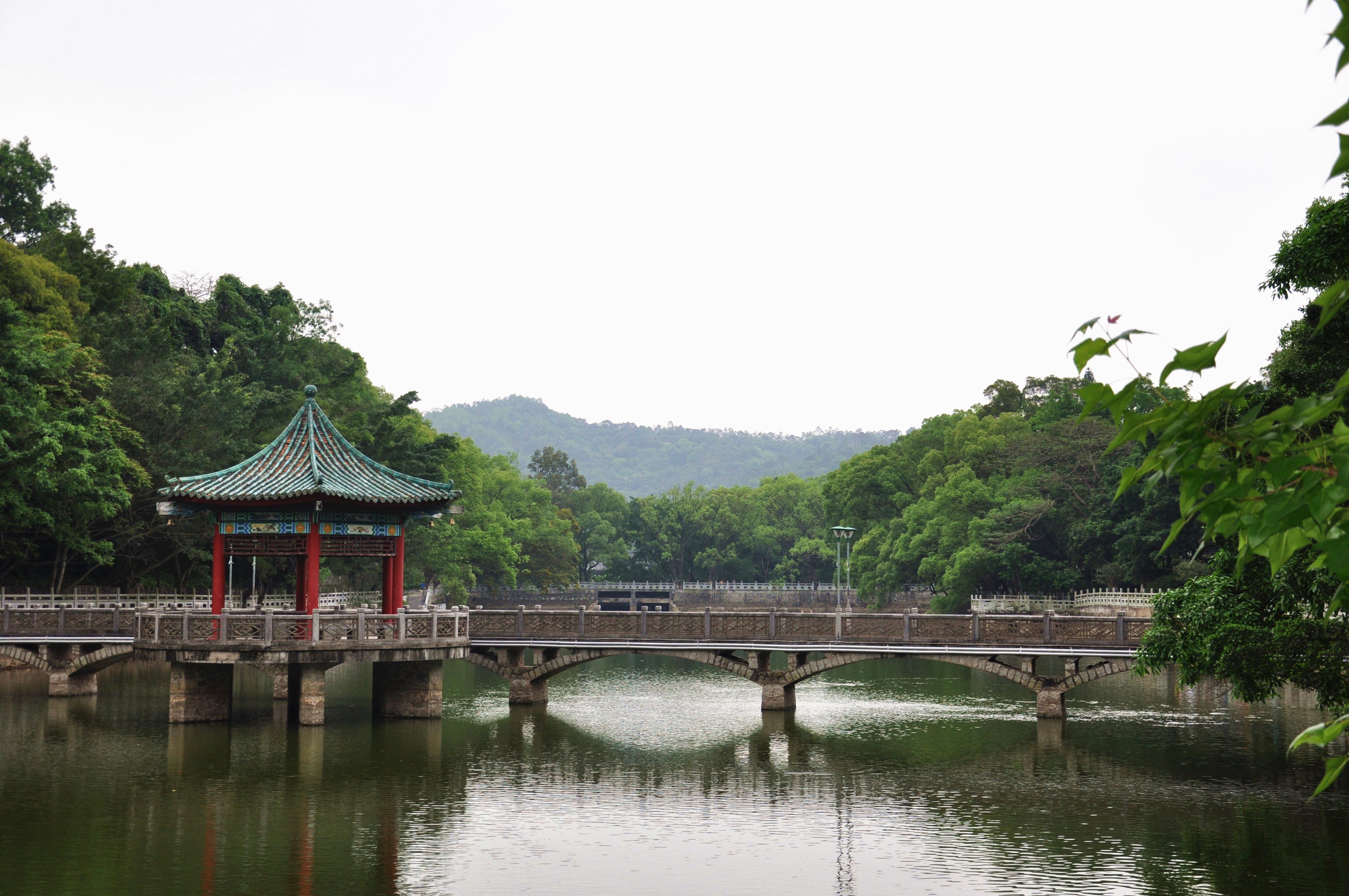 游览时,经过罗浮山北边的酥醪洞,被酥醪洞的美景所吸引