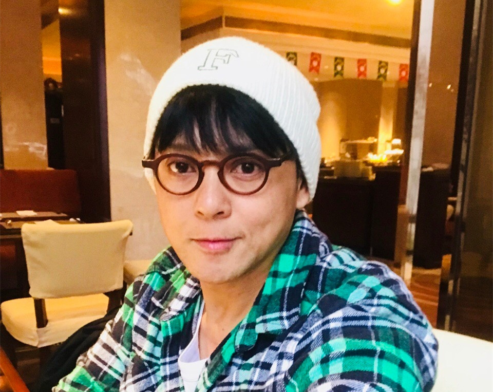 莫少聪全家近照,因涉毒遭封杀现靠种茶过活,女儿扮兔警官好可爱
