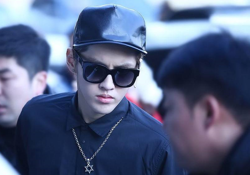 吴亦凡戴墨镜,吴亦凡眉头一皱发现事情并不简单,这么酷的小哥哥请给我