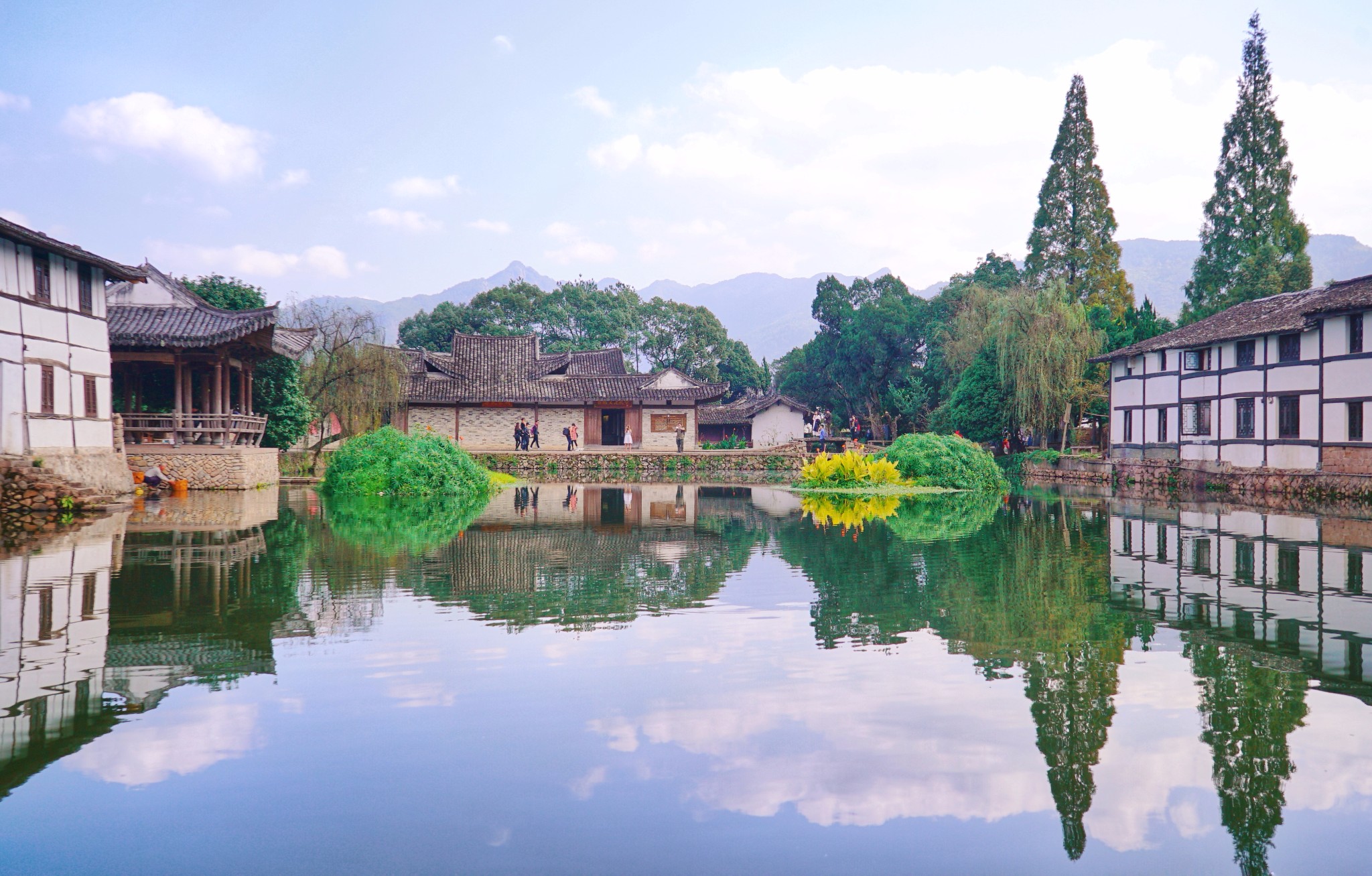 犹如一件巨大的艺术瑰宝,天生丽质,是人间的美丽仙境