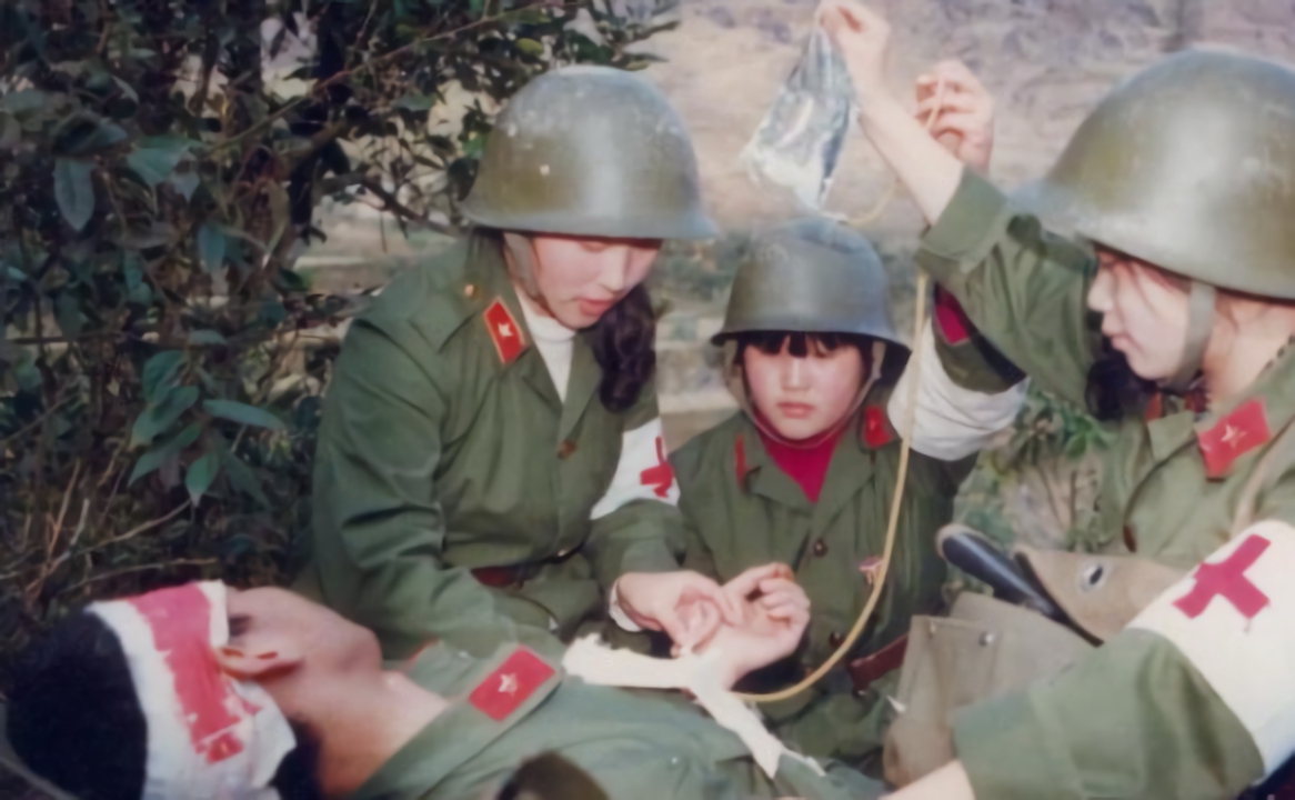 和一位光荣战士合照大两位越战女兵