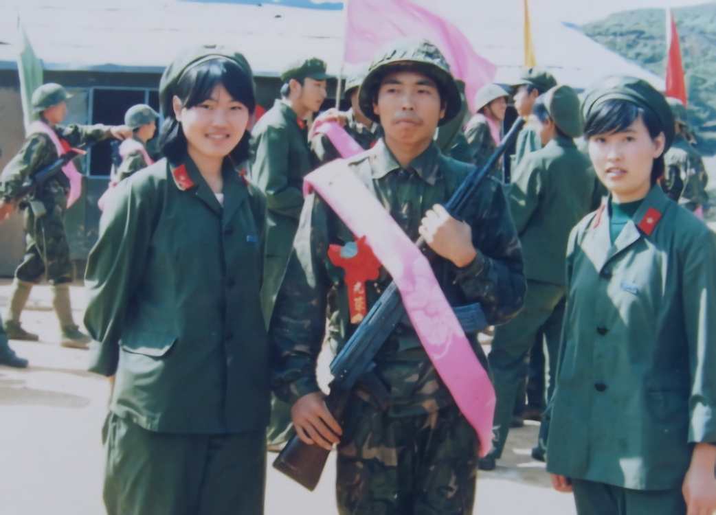 和一位光荣战士合照大两位越战女兵