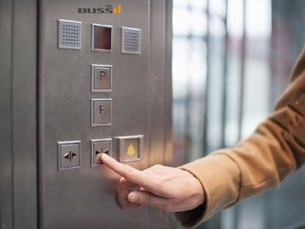 当家用电梯下坠时保护自己的最佳动作