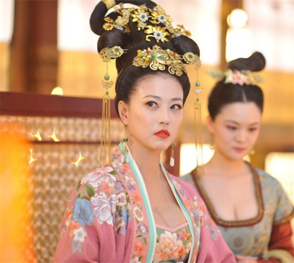 周海媚成熟妩媚的古装剧照,一直都不觉得女神老了!