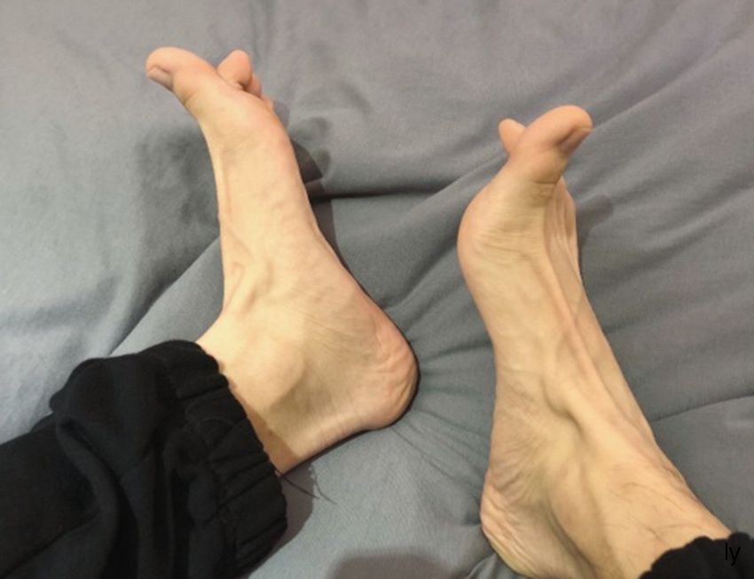 侯明昊微博晒"脚动比心"照,网友:隔着屏幕都能闻到味儿