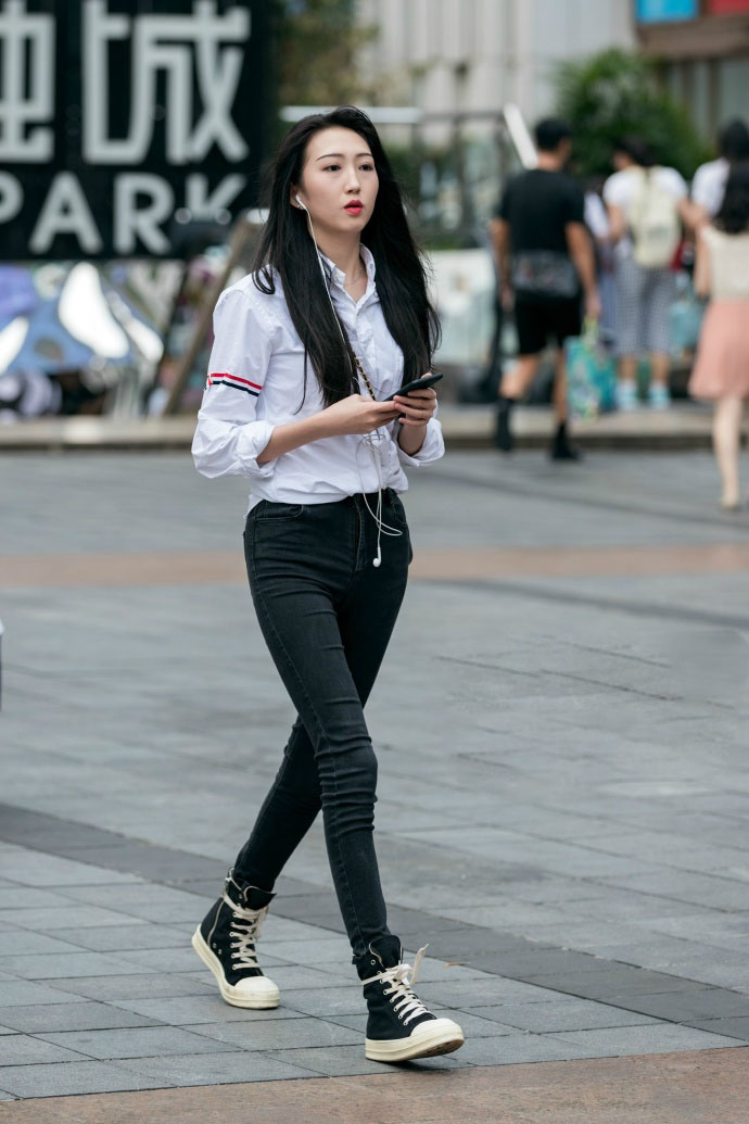 街拍:八位漂亮的少妇上街,第四位才是男人的最爱!