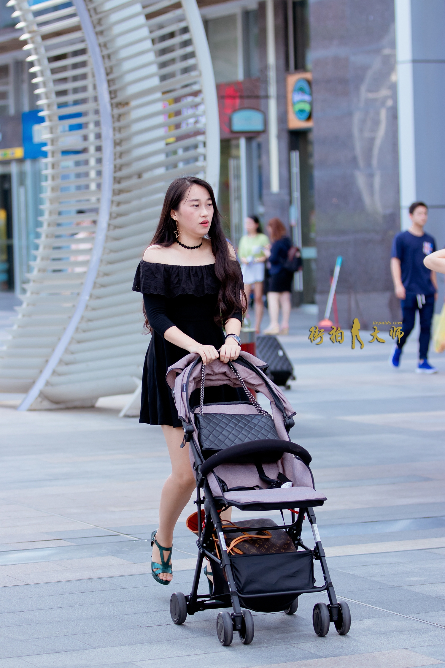 路人街拍:文质彬彬,披头散发!