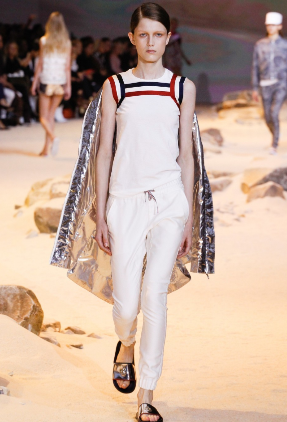 时髦摩登的服装和充满仪式感的裙子中,增加复古和运动的元素