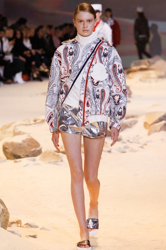 时髦摩登的服装和充满仪式感的裙子中,增加复古和运动的元素