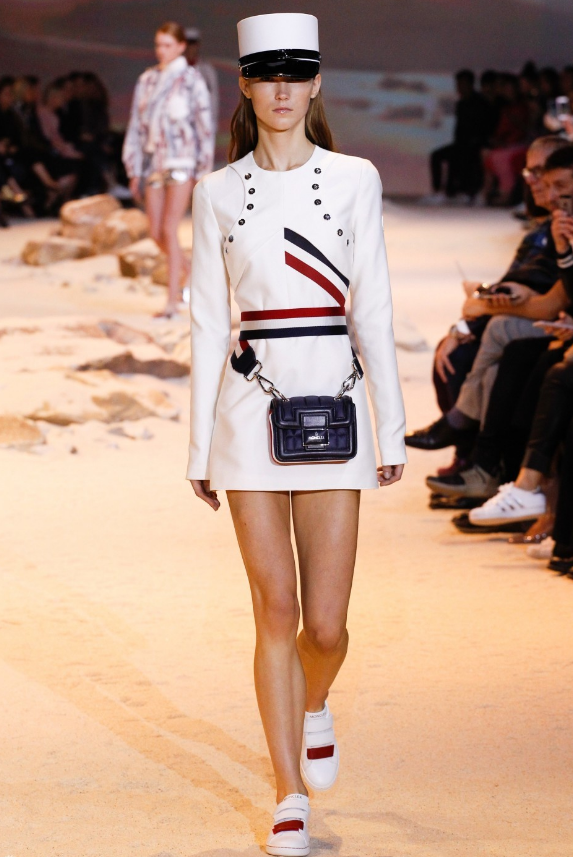 时髦摩登的服装和充满仪式感的裙子中,增加复古和运动的元素