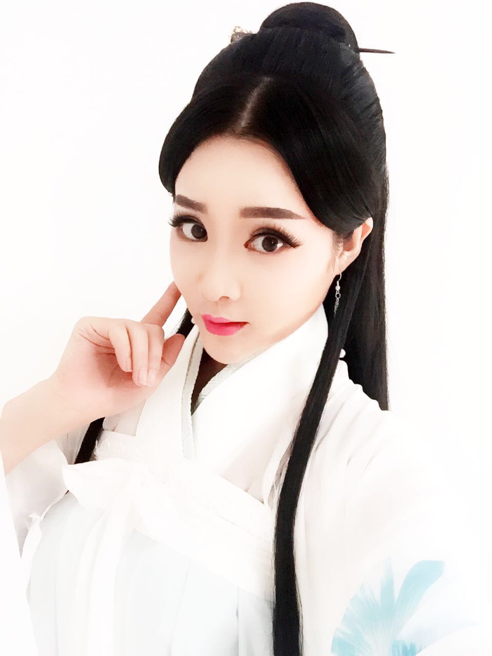 独香秀报道:古装美人阿伊米拉美颜照片