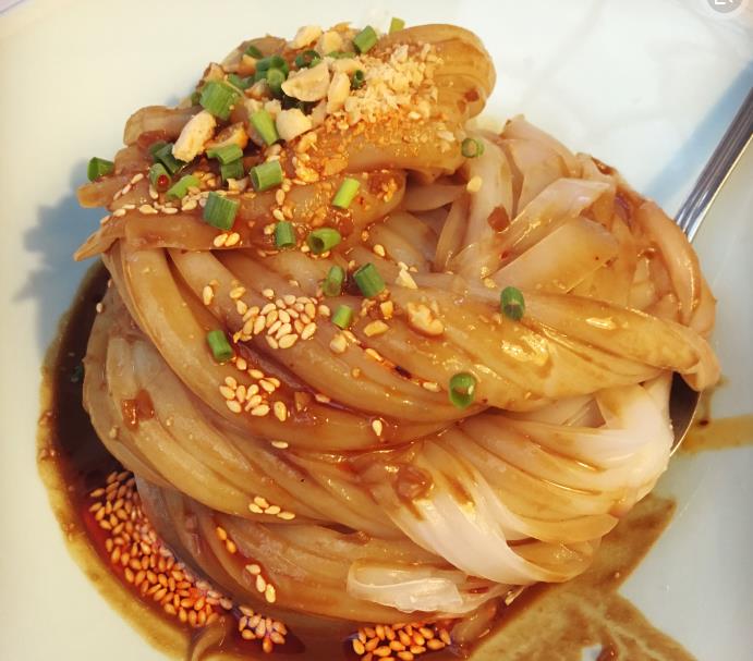 大山深处的彝家东坡凉粉别具风味,吃上一碗,舒服极了