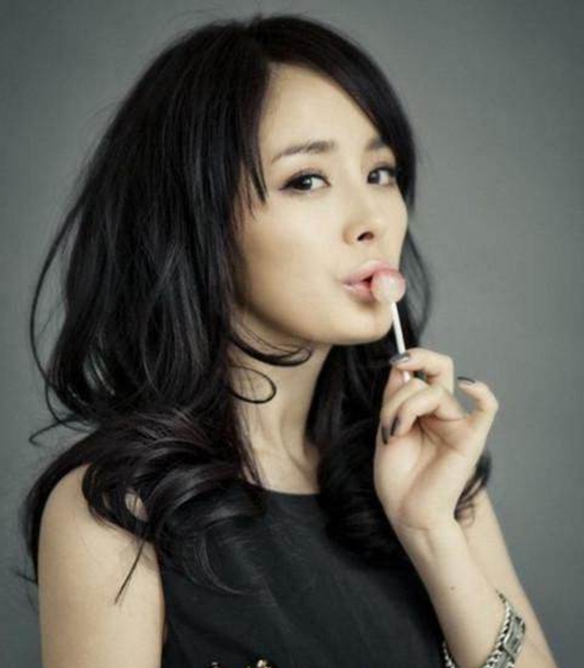娱乐圈女星吃棒棒糖:个个美翻了,谁知看到谢娜,画风却变了