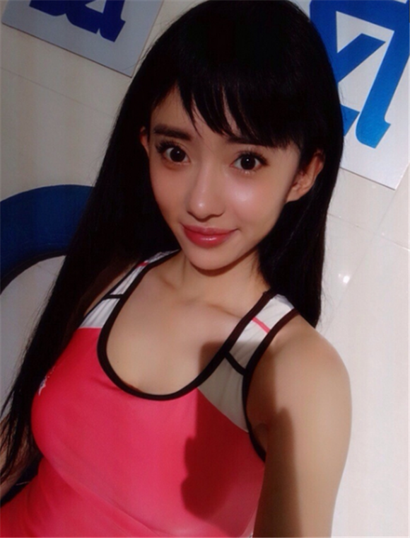 看了"诺澜"可爱卖萌的自拍照后,感觉曾小贤做了一个错误的选择