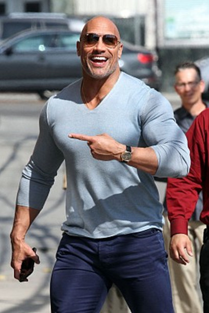 强森穿蓝色"球衣"肌肉块呼之欲出,露乐天派笑容与体格成反差萌