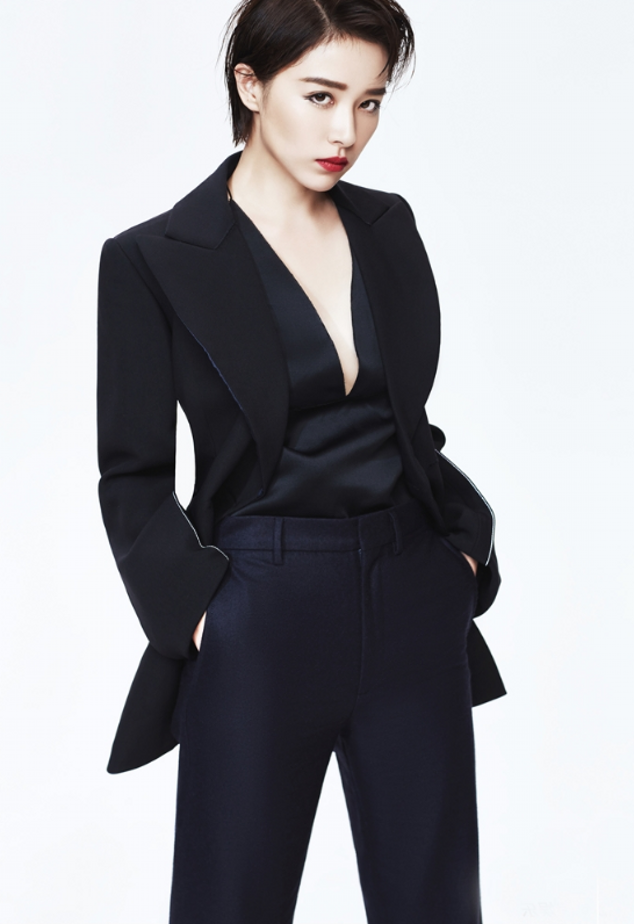 俏皮女星阚清子西装写真,气质高冷,女人味十足!