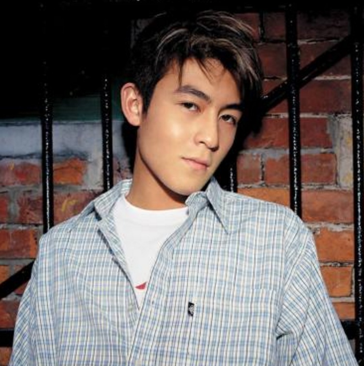 艺人改名才变火,鹿晗原名刘壮实也是醉了