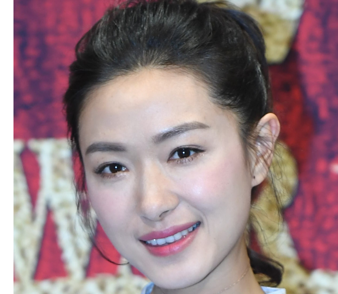万茜5个月长发孕照美到窒息,与小鲜肉贴身拍戏引热议!
