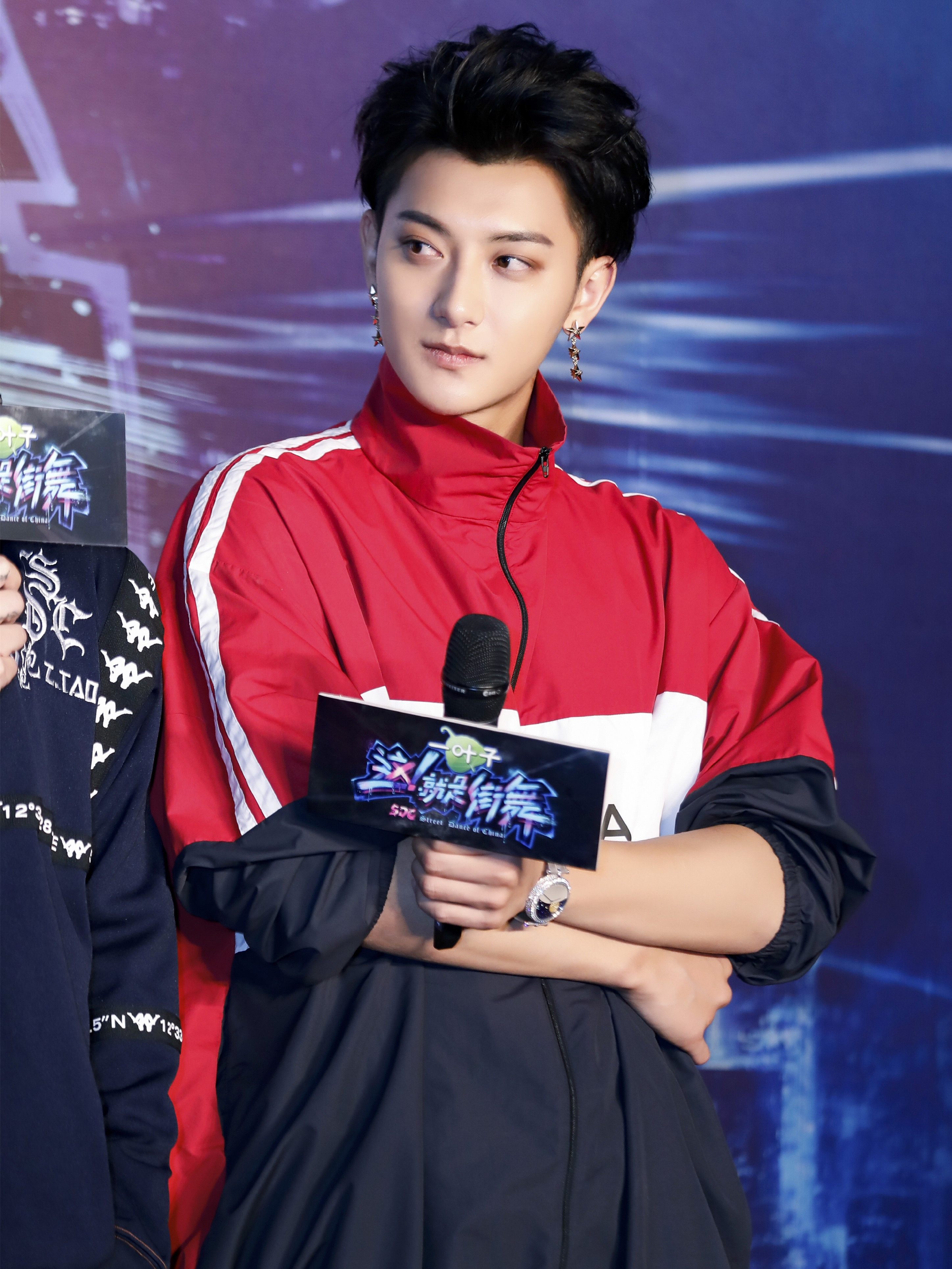 黄子韬戴星星耳坠,男友力不减,娱乐圈最爱耳饰的男星就是你吧!