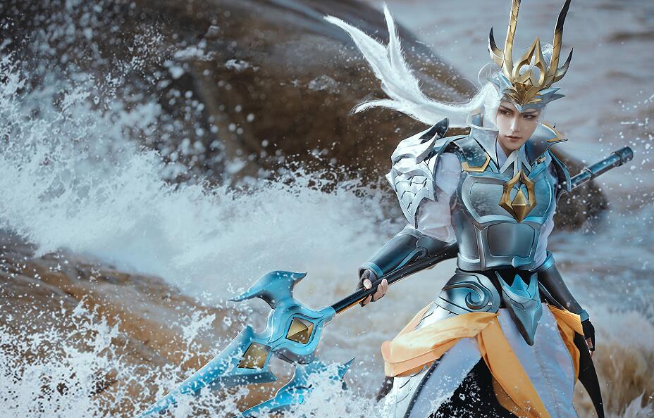 王者荣耀:小姐姐cos白龙吟韩信,帅爆,但李白好像可以反攻了!