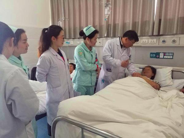 产妇产下双胞胎昏迷不醒,丈夫给孩子取得名字让所有网友感动落泪