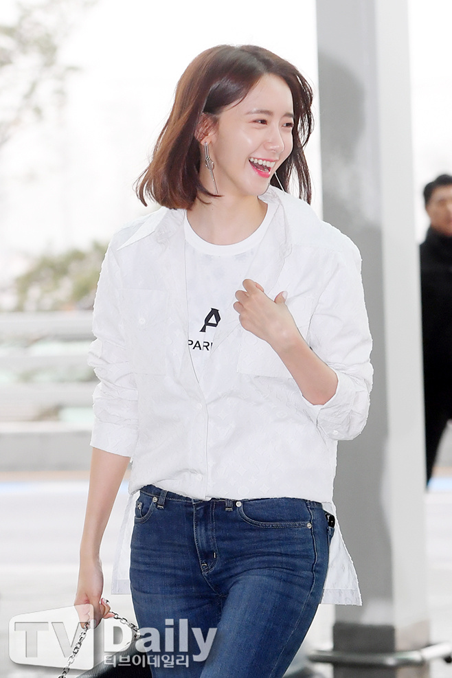 林允儿穿白衬衣搭配牛仔裤现身机场笑容甜美,回头挥手告别好暖心