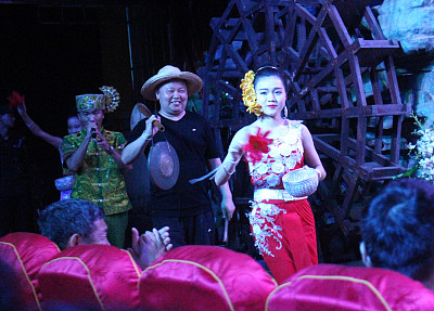 西双版纳《多歌水》歌舞篝火晚会"民间郭德纲"乱入抱得美人归