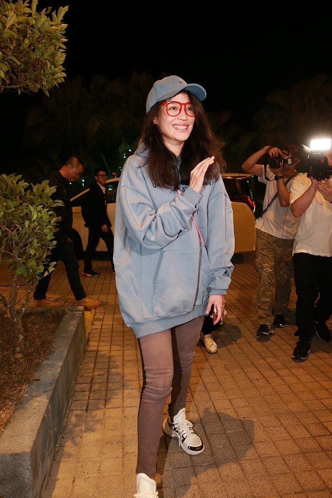 42岁舒淇素颜亮相刘伟强生日会,皮肤显松弛,嘴巴太抢镜!