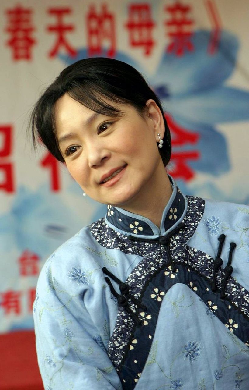 64岁的刘雪华,满头白发,满脸皱纹,她的容颜展示出岁月的无情.