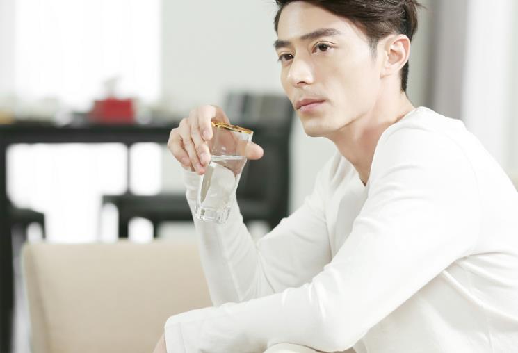 《花千骨》里五位主演换上现代装,霍建华英俊帅气,却不及他